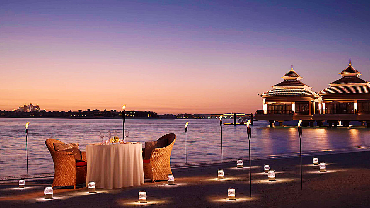 Romantic dining with sea view 