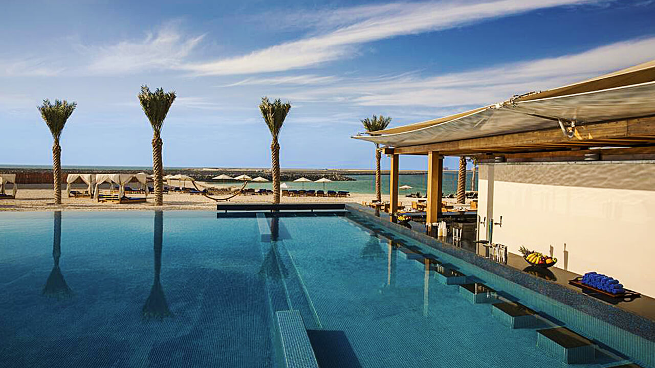 Doubletree by Hilton Dubai Jumeirah Beach Outdoor infinity pool with swim up bar