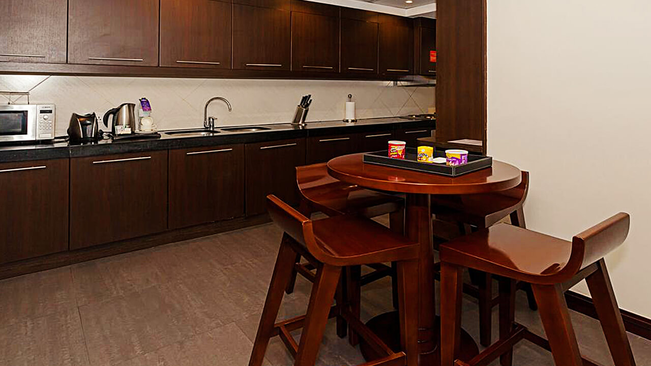 Flora Park Apartments In room Kitchen and dining Area