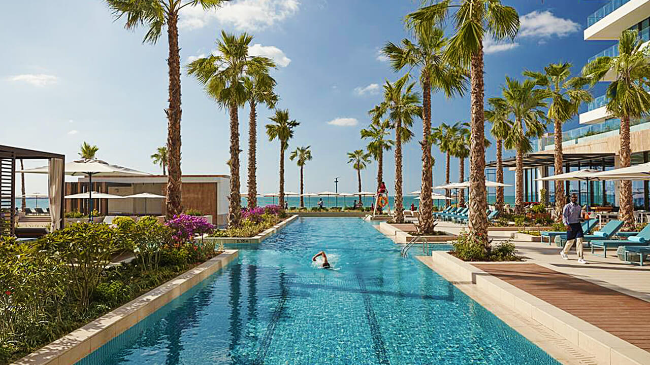 Hotel Outdoor Swimming pool with Beach view